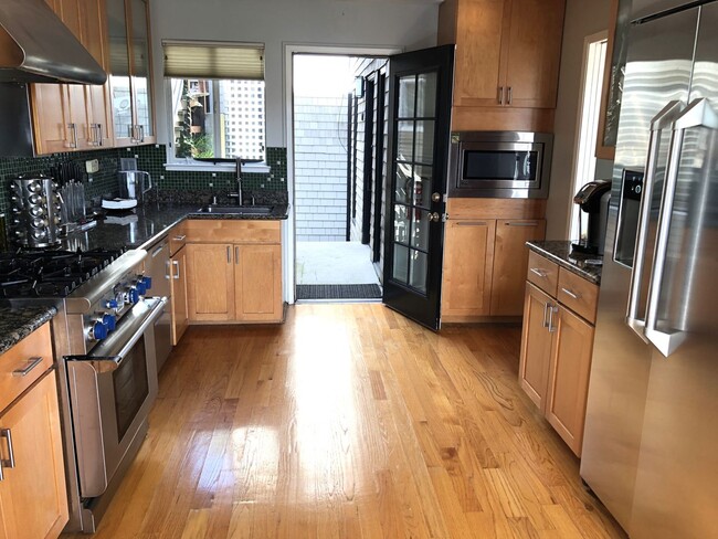 Building Photo - Elegant & Expansive Furnished 3 Bedroom/2 ...