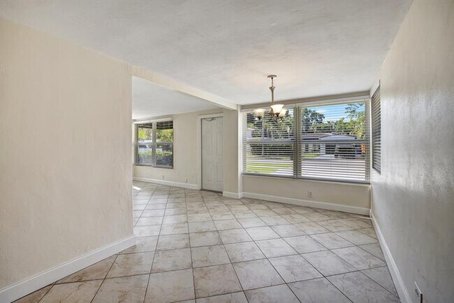 Building Photo - 933 SW 19th St
