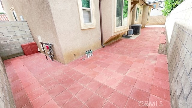 Building Photo - 5921 Alessandro Ave