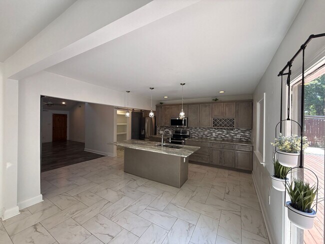 Building Photo - Updated Ranch Home with Luxury features!