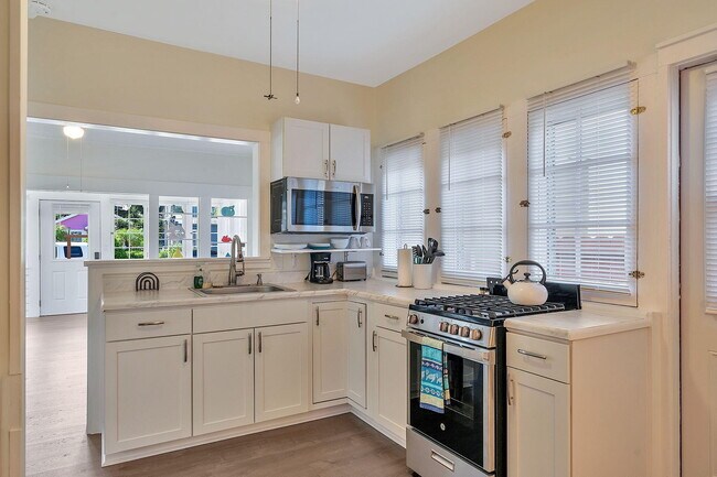 Building Photo - 118 S J St