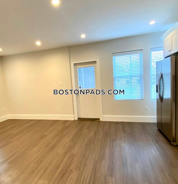 Building Photo - 147 Cottage St