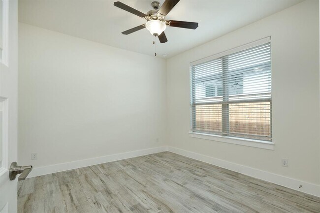 Building Photo - 438 Parkline Dr