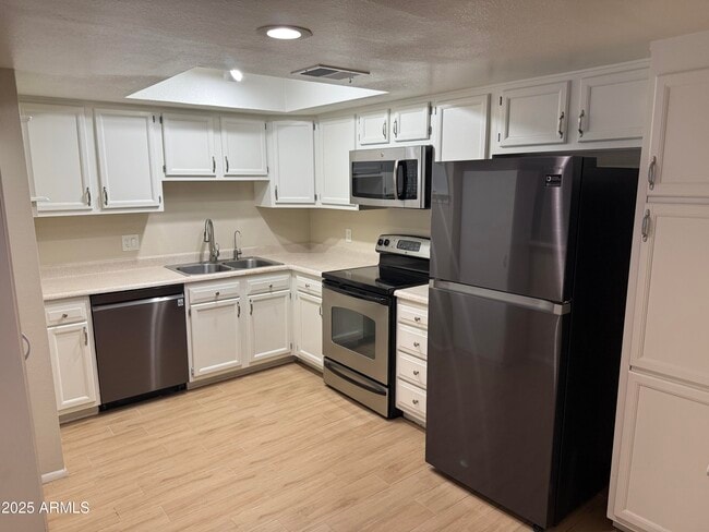 Building Photo - 850 S River Dr