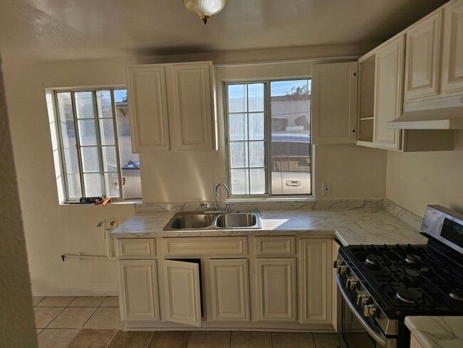 Building Photo - Charming 3BR Condo in Fontana
