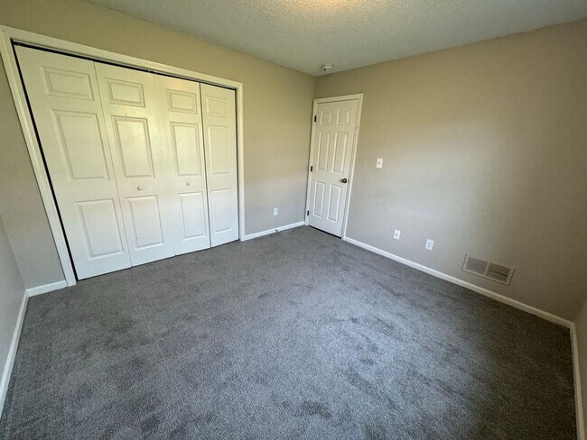 Building Photo - Spacious 3-Bed Duplex with Garage