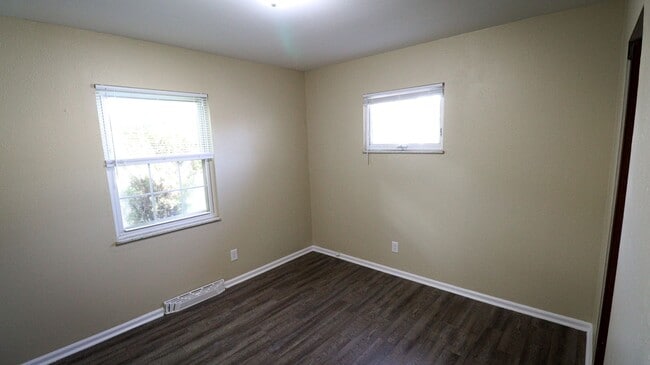 Building Photo - 3 Bedroom House