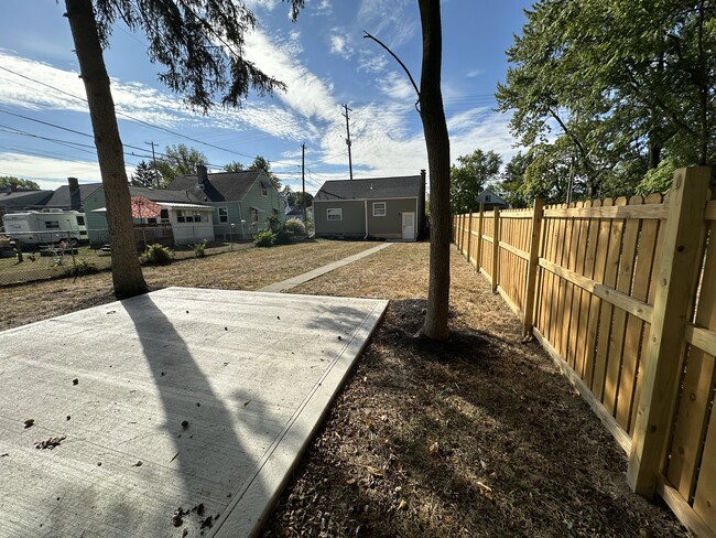 Rear Surface Lot - 760 Oakland Park Ave