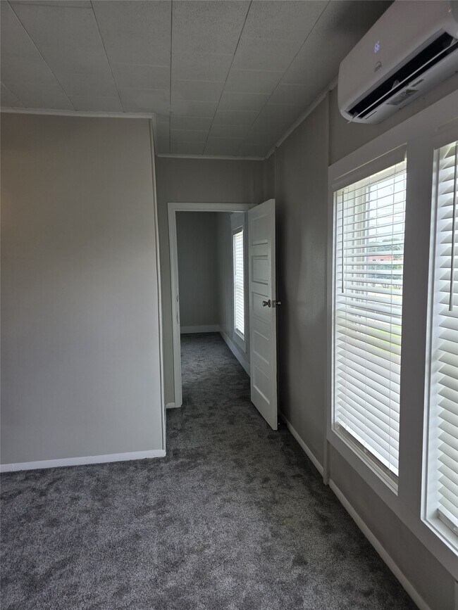 Building Photo - 615 Kernohan St