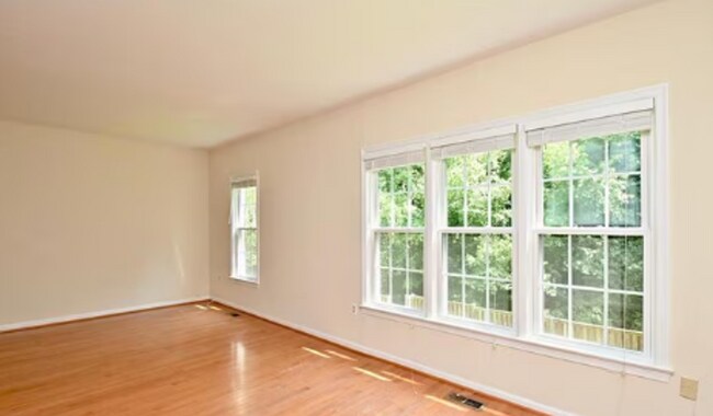 Building Photo - Charming 3-Level Townhome Backing to Woods in Prime Alexandria Location