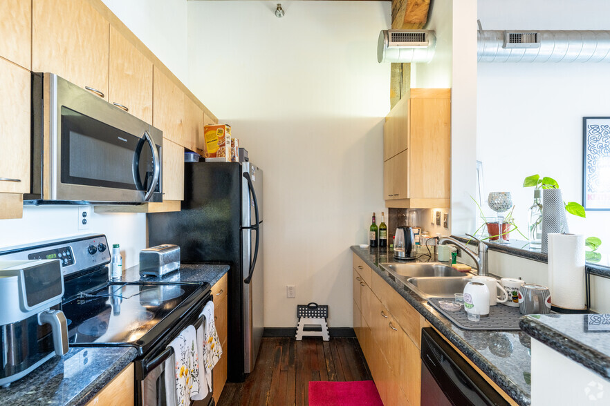 1BR, 1BA - 558SF - Kitchen - 1318 W. Broad St.