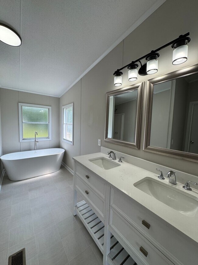 Building Photo - Beautifully Updated 3 Bed 2 Bath Home with...