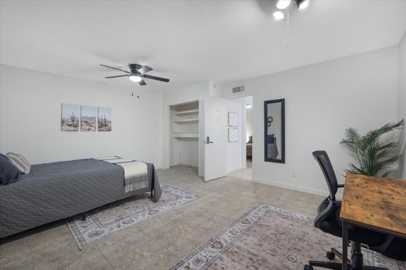 Building Photo - 334 W Horseshoe Ave