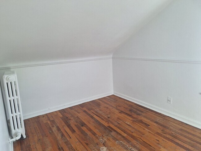 Building Photo - Harper Woods bungalow