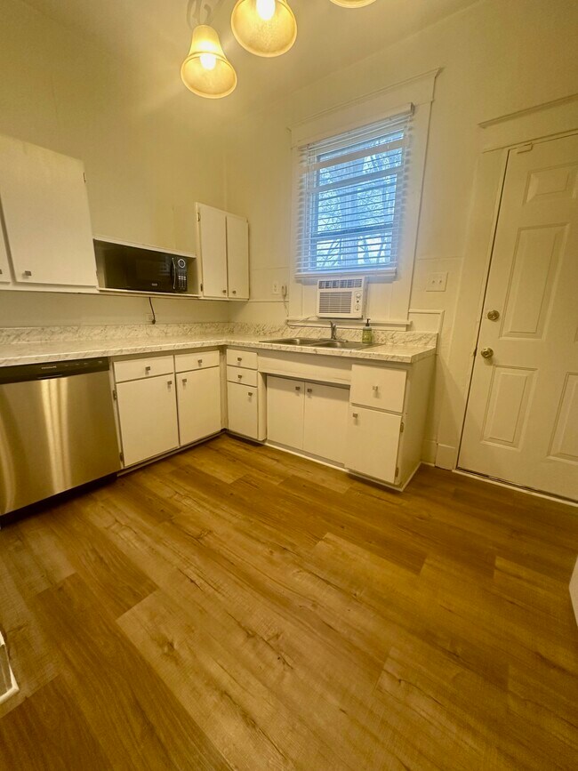 Building Photo - 670 Goodman St