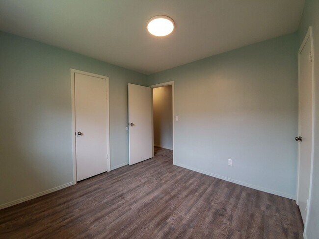 Building Photo - 1121 E Parker St
