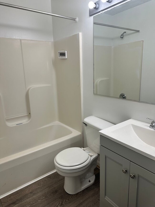 Building Photo - Spacious Townhome for Rent! Finished Basement! W/D! Available Now!