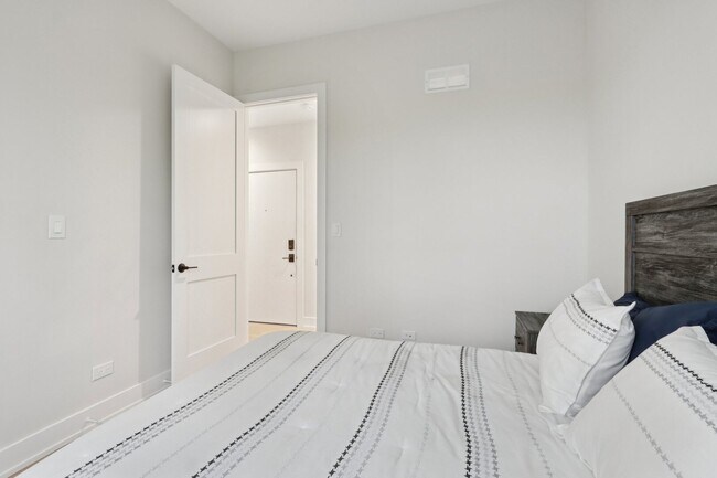 Building Photo - 4119 N Ashland Ave