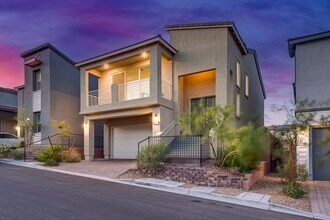 Building Photo - Like new, split-level, 3 bed, 2.5 bath, with bonus room & Strip views in West Las Vegas!