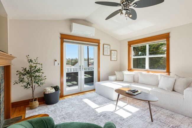 Building Photo - 3006 SW Hinds St