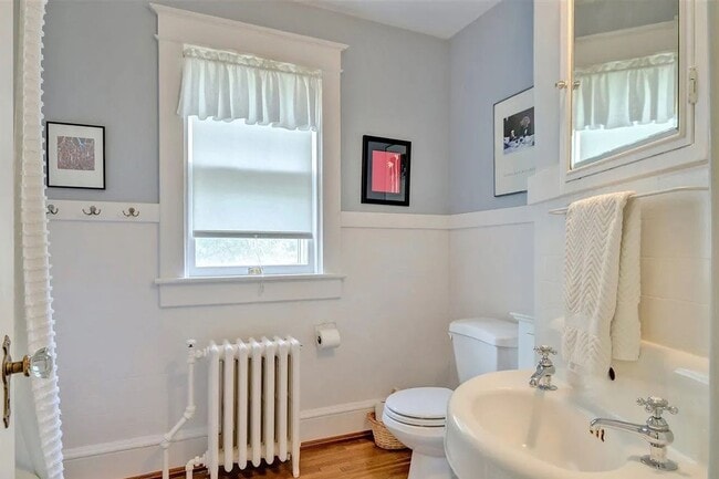 Building Photo - Charming & Pet-Friendly Downtown Gem