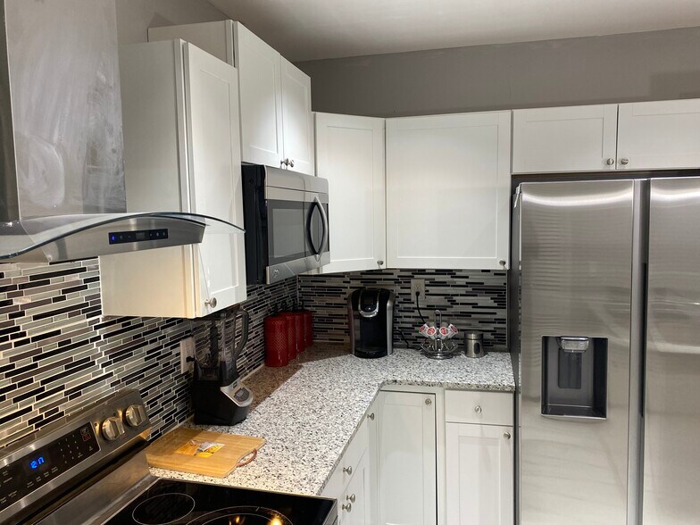 Building Photo - 825 Forest Lake Dr S