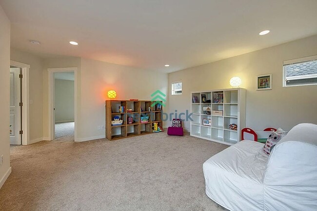 Building Photo - For Rent: 3 Bedroom, 3 Bathroom Home with Den
