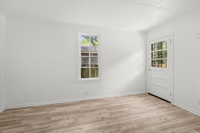 Building Photo - Spacious beautiful 4-bedroom 2 bath home