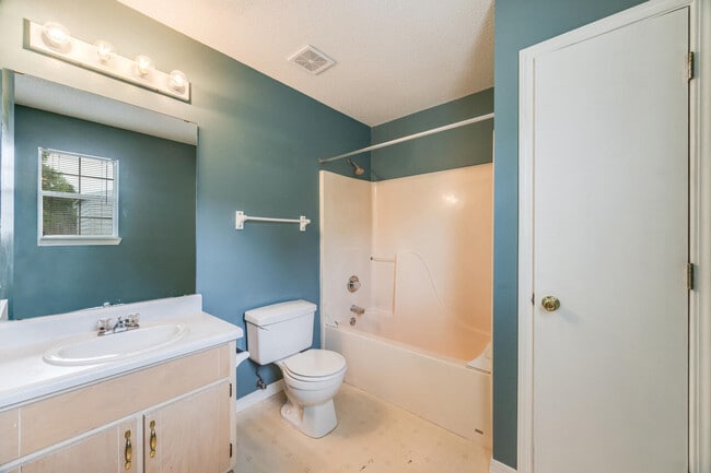 Building Photo - 15 Flora Cove