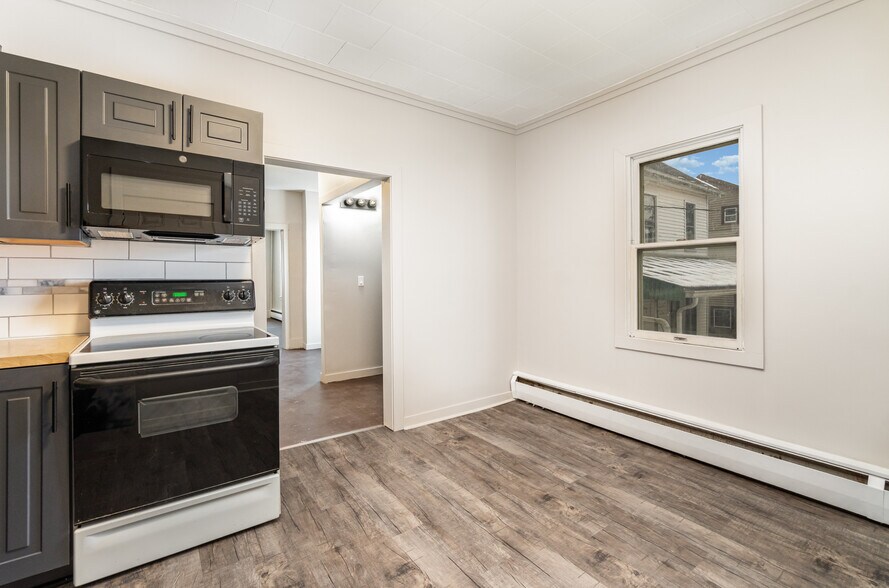 Building Photo - 324 Armstrong St