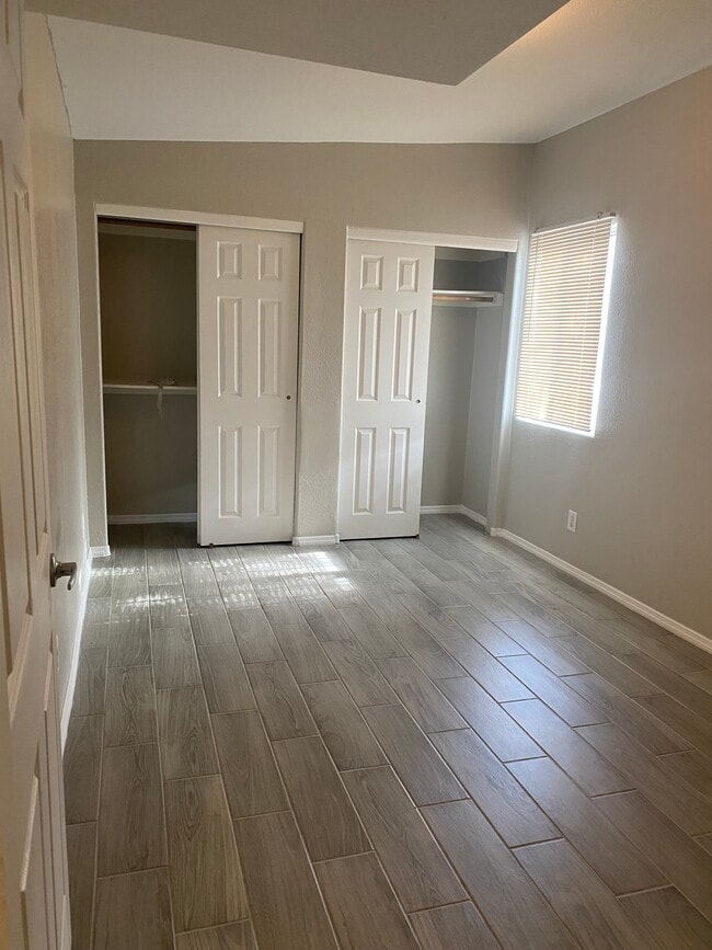 Building Photo - 1317 E Adams St