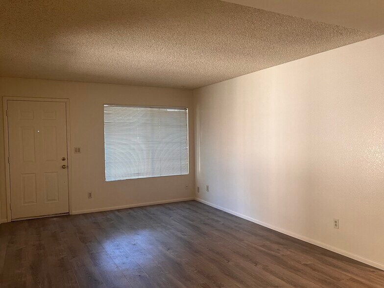 Primary Photo - 700 E Mesquite Cir