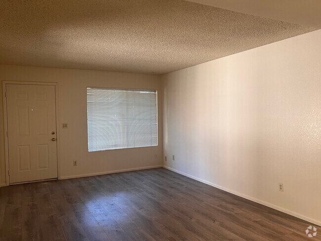 Building Photo - 700 E Mesquite Cir