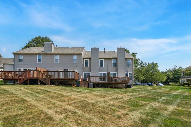 Building Photo - Spacious 3 Bedroom, 2.5 Bath Townhouse in ...