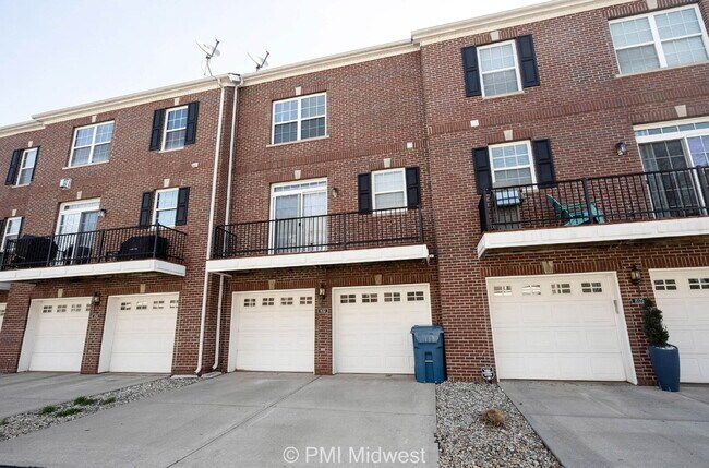 Building Photo - "Charming 2-Bed Townhouse Retreat with Har...