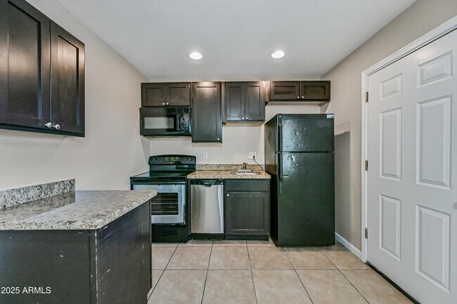 Building Photo - 3949 E Earll Dr