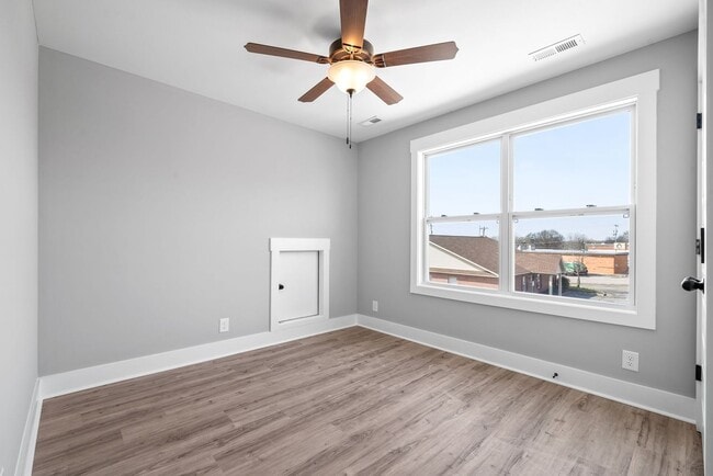 Building Photo - 2 Bedroom Townhome For Rent in Historic Downtown Clarksville!