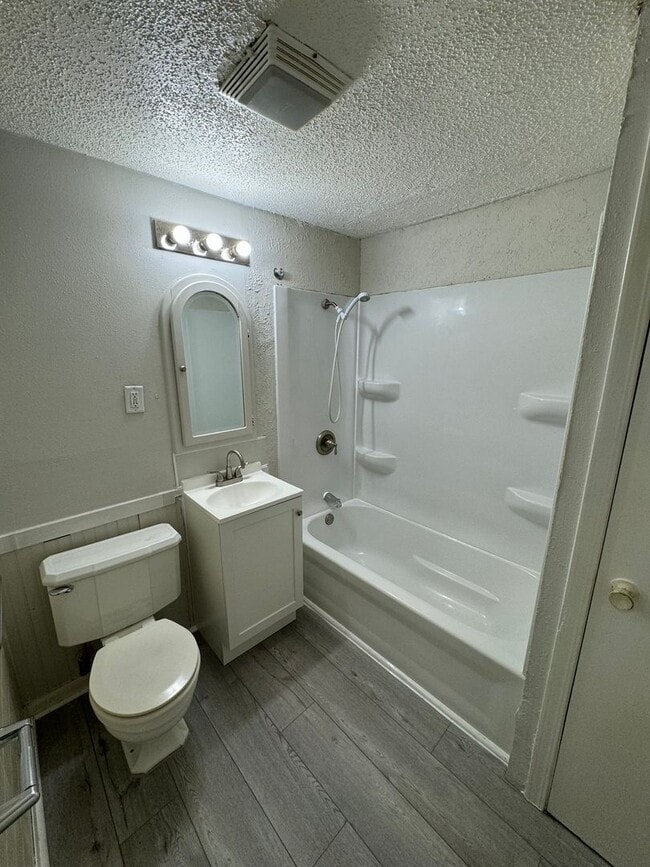Building Photo - 2 bed, 1 bath Home in Elkhart IN   ACCEPTI...