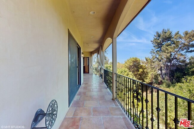 Building Photo - 3311 Deronda Dr