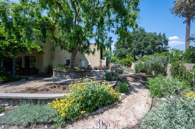 Building Photo - 124 Sequoia Ct