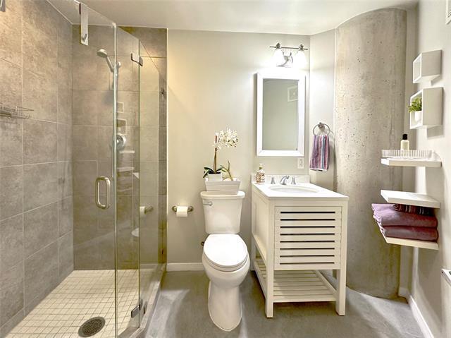 Building Photo - 1001 Belleview St