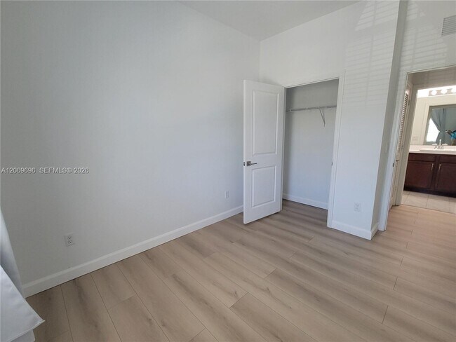 Building Photo - 1107 NW 40th Ter