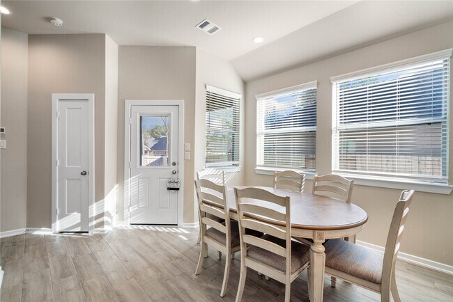 Building Photo - 389 Andes Dr