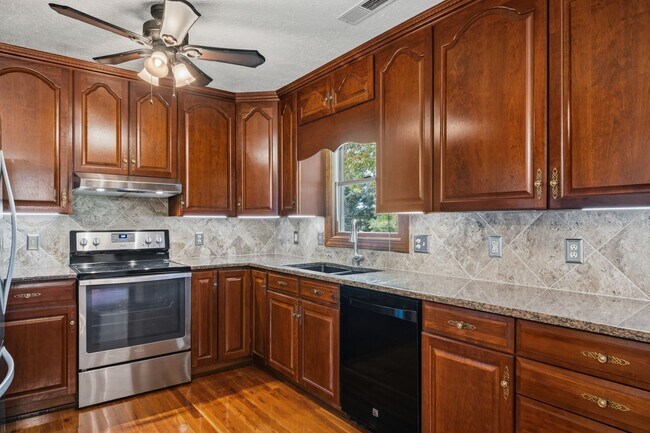 Building Photo - Spacious 5-Bedroom Home in Prestigious Blacksburg Country Club Estates
