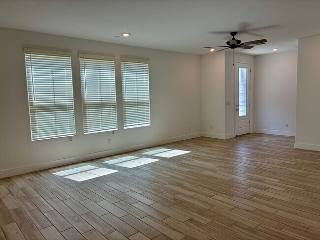 Building Photo - 2846 E Tamarind Dr