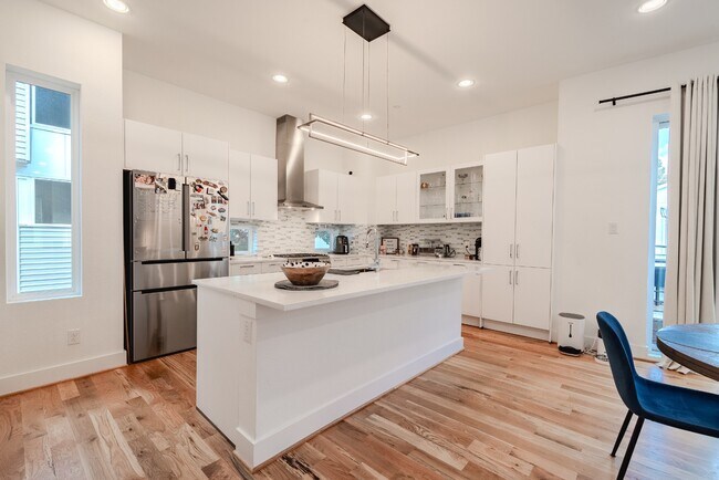 Building Photo - 3 Bed 3 Bath Townhome - Gated Community & Downtown Views! Lower Greenville area