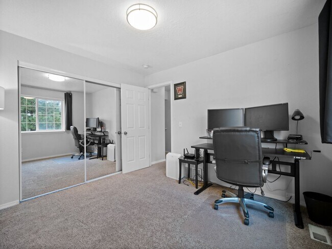 Building Photo - Bright & Comfortable 3 Bedroom Home (Furnished)