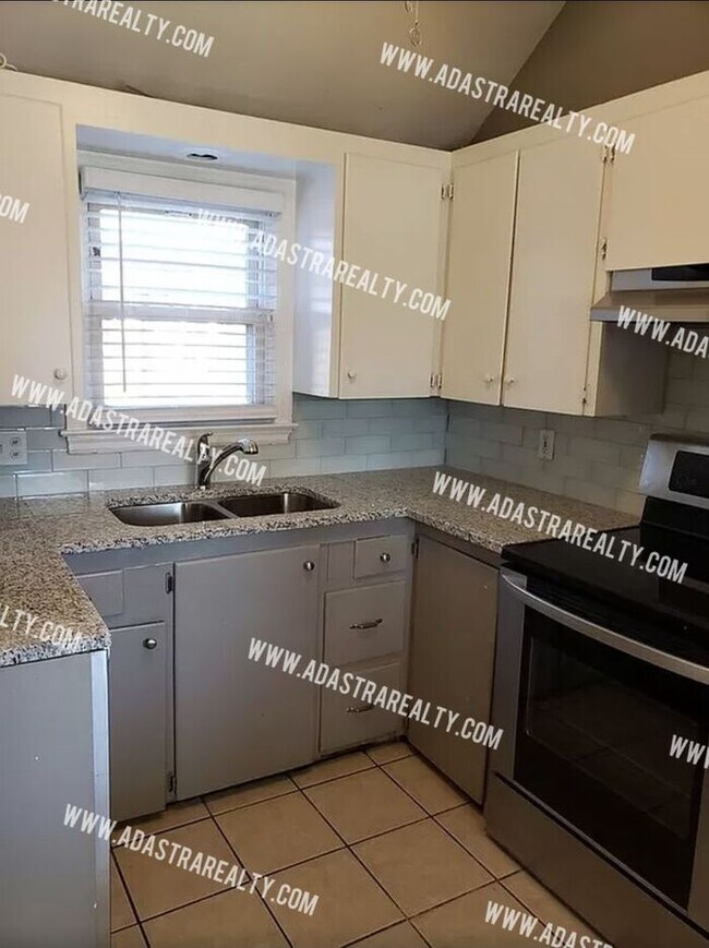 Building Photo - GORGEOUS 3 Bed 2 Bath House in Merriam-Com...