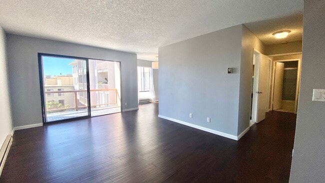 Building Photo - Breathtaking Views of SF & Bay Bridge from this Top Floor unit