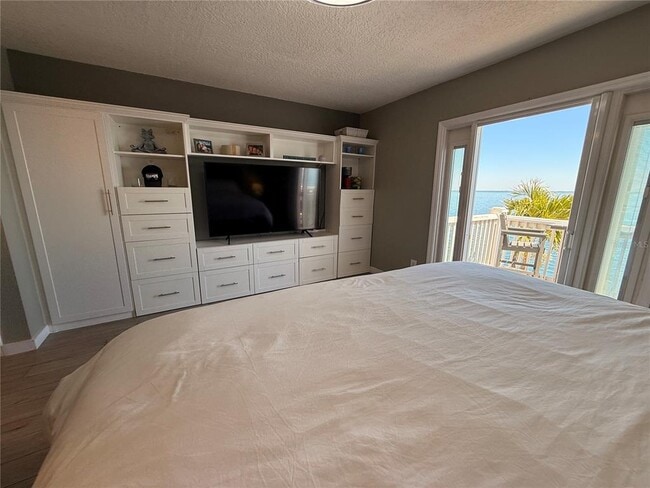 Building Photo - 4942 Coquina Key Dr SE